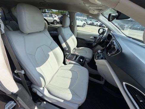 Used 2019 Chrysler Pacifica Touring-L FWD image 15