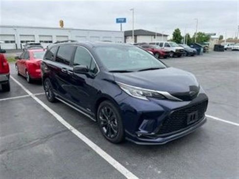 Used 2021 Toyota Sienna XSE w/ XSE Plus Package FWD image 1