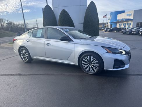 Used 2024 Nissan Altima 2.5 SV image 1