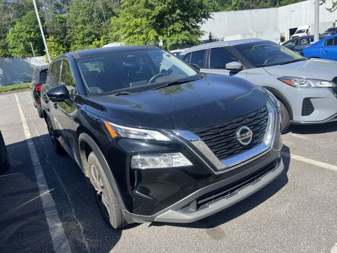 Used 2021 Nissan Rogue SV image 2