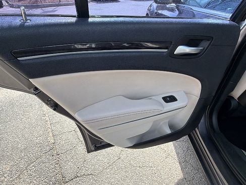 Used 2018 Chrysler 300 Limited image 21