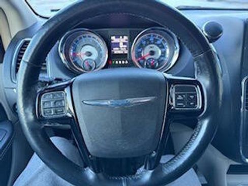 Used 2014 Chrysler Town & Country Touring-L image 8