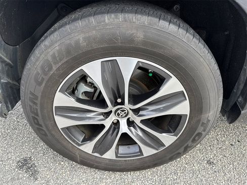 Certified 2023 Toyota Highlander XLE image 17