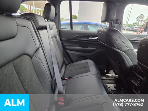Used 2025 Jeep Grand Cherokee Altitude RWD image 16