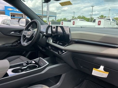 New 2026 Chevrolet Equinox LT w/ Convenience Package II FWD image 34
