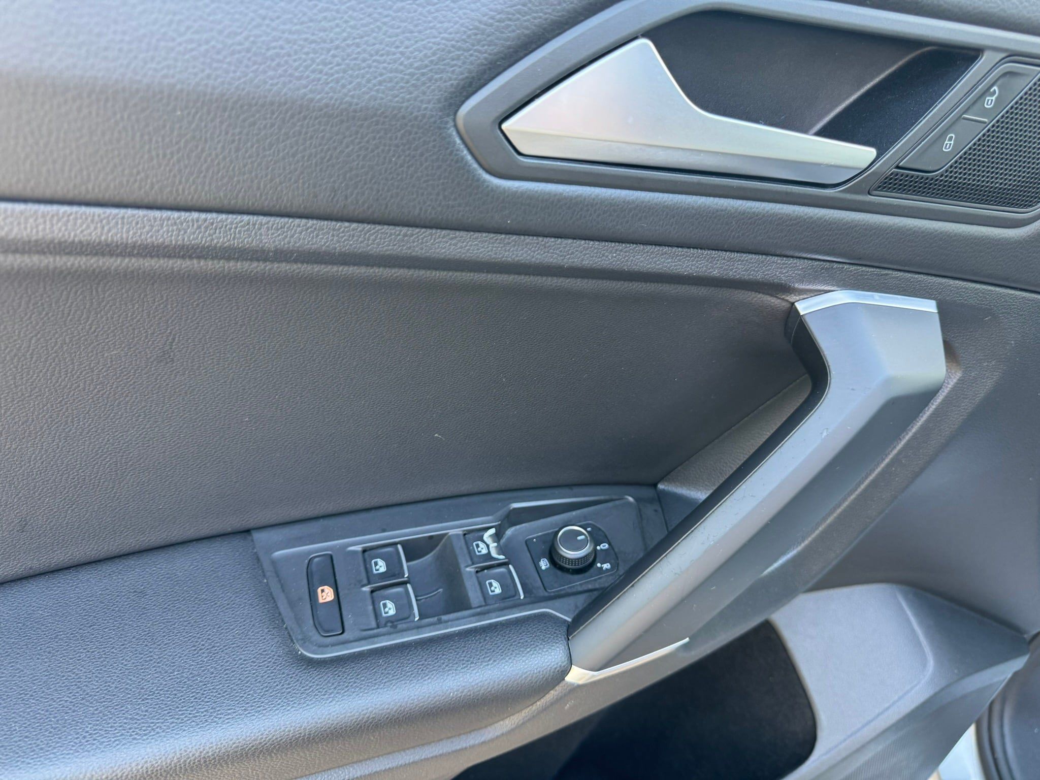 Used 2020 Volkswagen Tiguan SE w/ Panoramic Sunroof Package FWD image 23