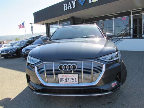 Used 2019 Audi e-tron Prestige w/ Prestige Package AWD/4WD image 2