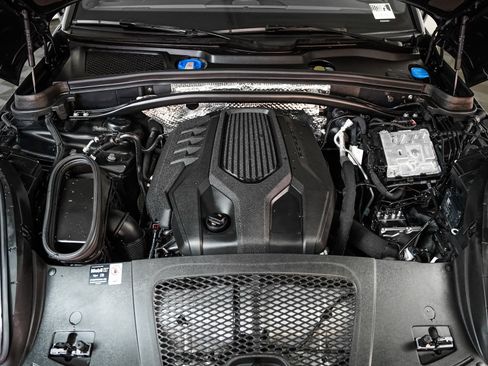 Certified 2025 Porsche Macan image 13