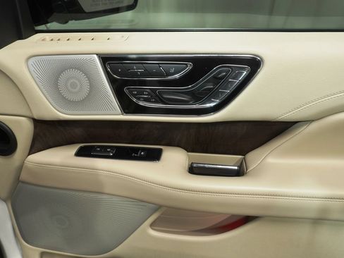 Used 2019 Lincoln Navigator L Reserve AWD/4WD image 17