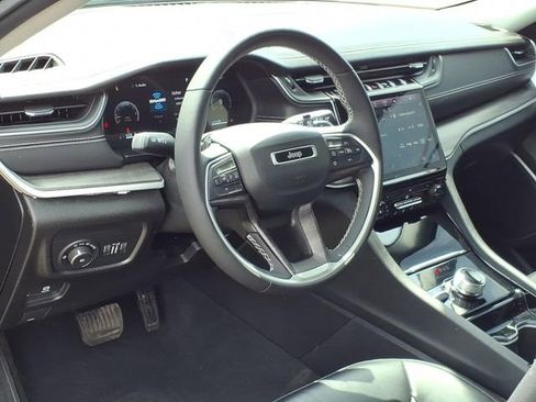 Used 2023 Jeep Grand Cherokee Limited w/ Black Appearance Package AWD/4WD image 7