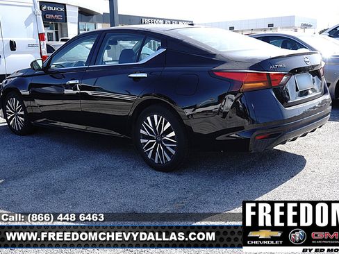 Used 2024 Nissan Altima 2.5 SV FWD image 5