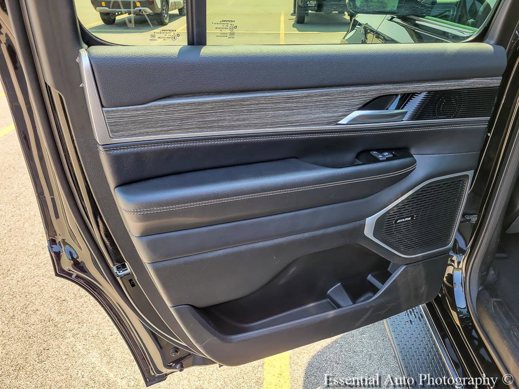 Used 2024 Jeep Wagoneer Series III AWD/4WD image 27