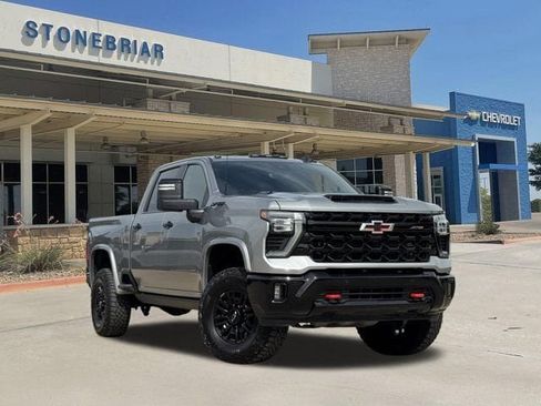 Used 2025 Chevrolet Silverado 2500 ZR2 w/ Technology Package AWD/4WD image 2