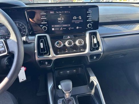 Used 2022 Kia Sorento LX image 12