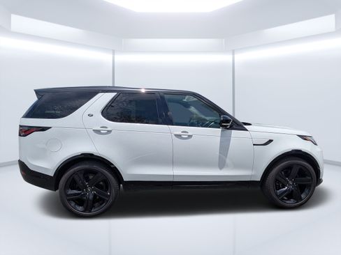 Used 2025 Land Rover Discovery Metropolitan Edition AWD/4WD image 2