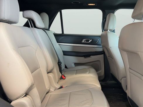 Used 2018 Ford Explorer XLT w/ Equipment Group 202A FWD image 14