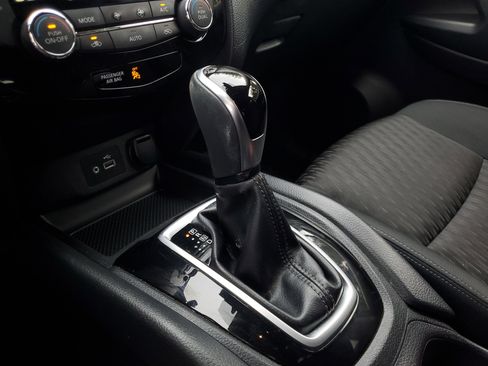 Certified 2019 Nissan Rogue SV image 29