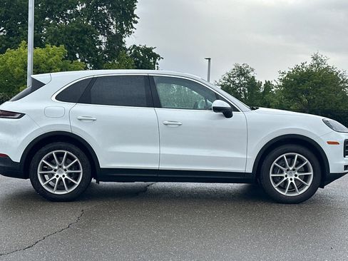 Used 2024 Porsche Cayenne AWD/4WD image 3
