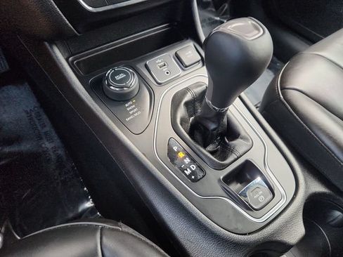 Used 2019 Jeep Cherokee Latitude Plus w/ Cold Weather Group AWD/4WD image 42