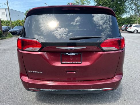 Used 2019 Chrysler Pacifica Touring-L image 6