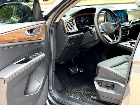 Certified 2025 Volkswagen Atlas SE FWD image 11
