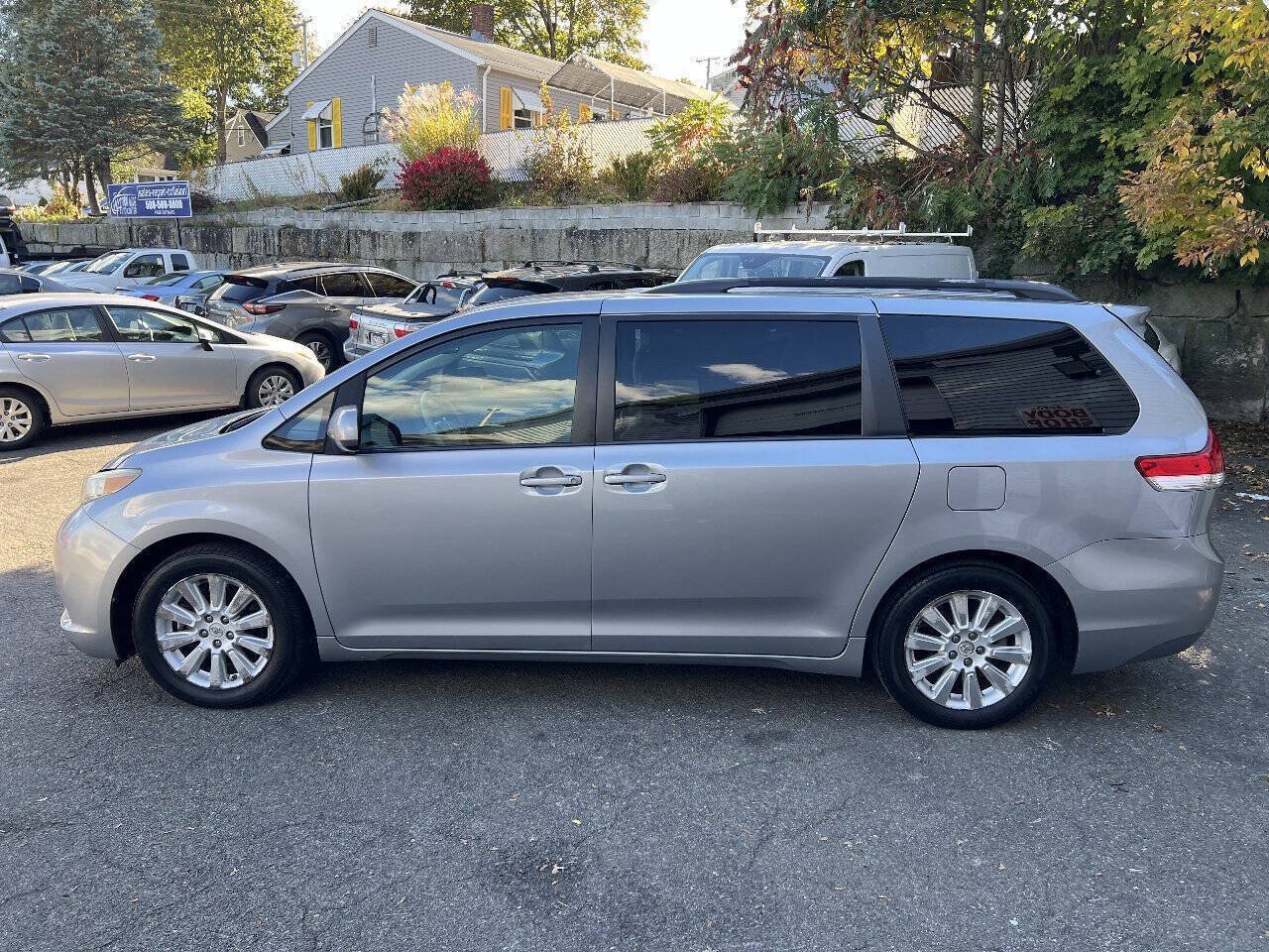 Used 2012 Toyota Sienna LE w/ Towing Pkg AWD/4WD image 11