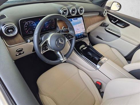 Used 2025 Mercedes-Benz GLC 300 4MATIC image 11