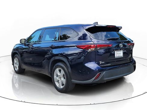 Used 2022 Toyota Highlander LE FWD image 3