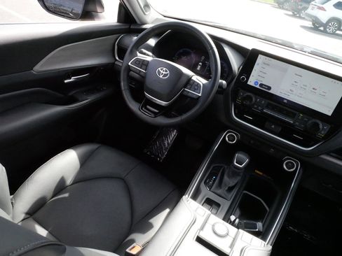 Certified 2025 Toyota Grand Highlander AWD Hybrid image 9