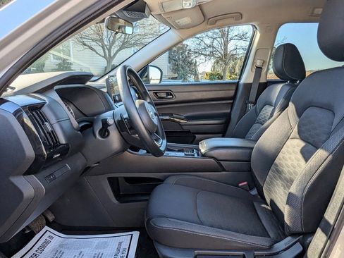 Used 2024 Nissan Pathfinder S image 14