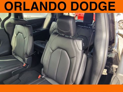 Used 2026 Chrysler Pacifica Select FWD image 11