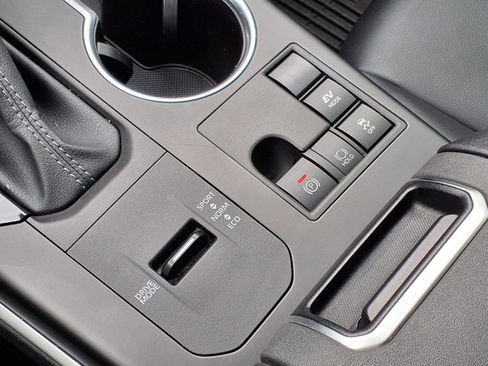 Used 2024 Toyota Highlander XLE image 21