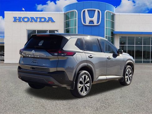 Used 2021 Nissan Rogue SV image 3