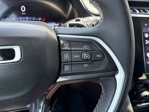 Used 2023 Jeep Grand Cherokee Laredo AWD/4WD image 12