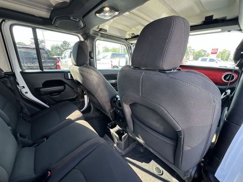 Used 2023 Jeep Gladiator Rubicon w/ Cold Weather Group image 21