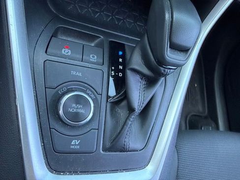 Used 2022 Toyota RAV4 LE AWD/4WD image 19