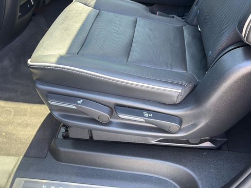 Used 2022 Cadillac Escalade ESV Premium Luxury w/ Performance Package AWD/4WD image 26