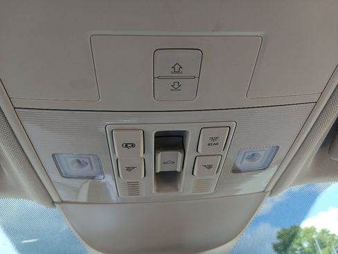 Certified 2024 Volkswagen Taos SE FWD image 16