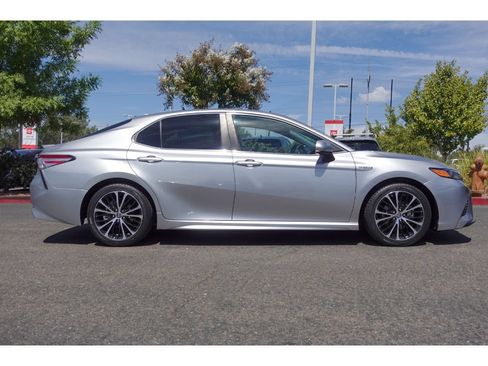 Used 2020 Toyota Camry SE FWD image 2