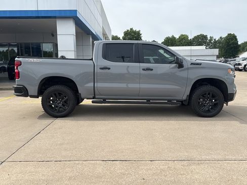 Used 2024 Chevrolet Silverado 1500 LT Trail Boss w/ Convenience Package II AWD/4WD image 2
