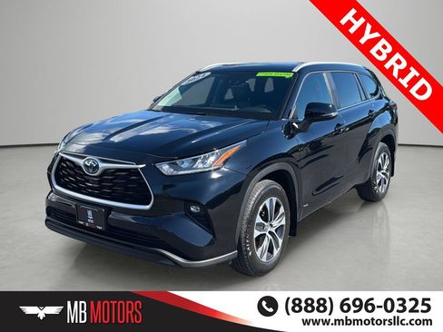 Used 2024 Toyota Highlander XLE AWD/4WD image 1