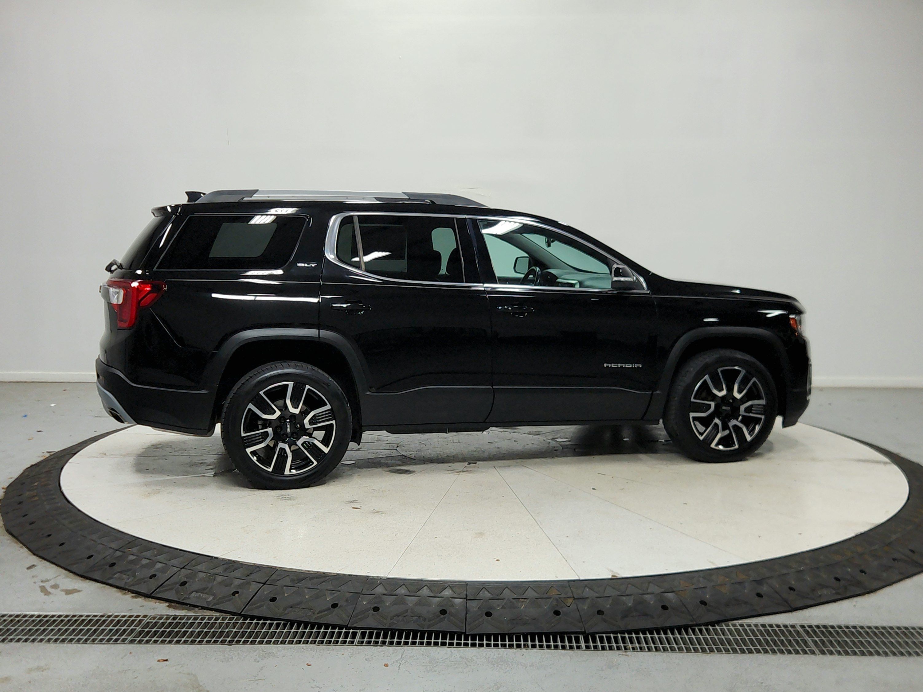 Used 2020 GMC Acadia SLT w/ LPO, Black Accent Package FWD image 9