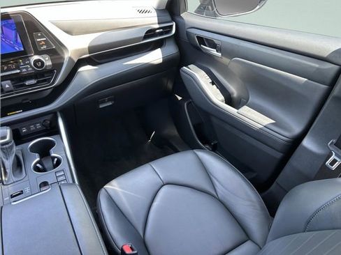 Used 2023 Toyota Highlander XLE FWD image 19