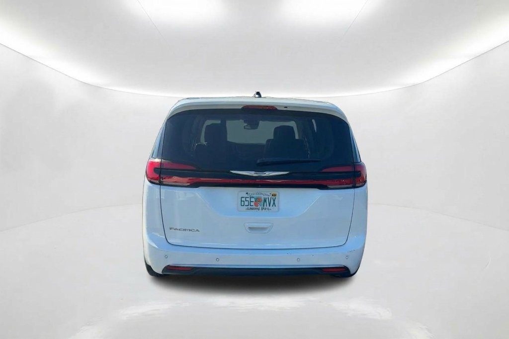Used 2024 Chrysler Pacifica Touring-L FWD image 7