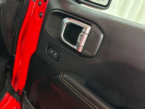 Used 2025 Jeep Wrangler Unlimited Sahara image 32