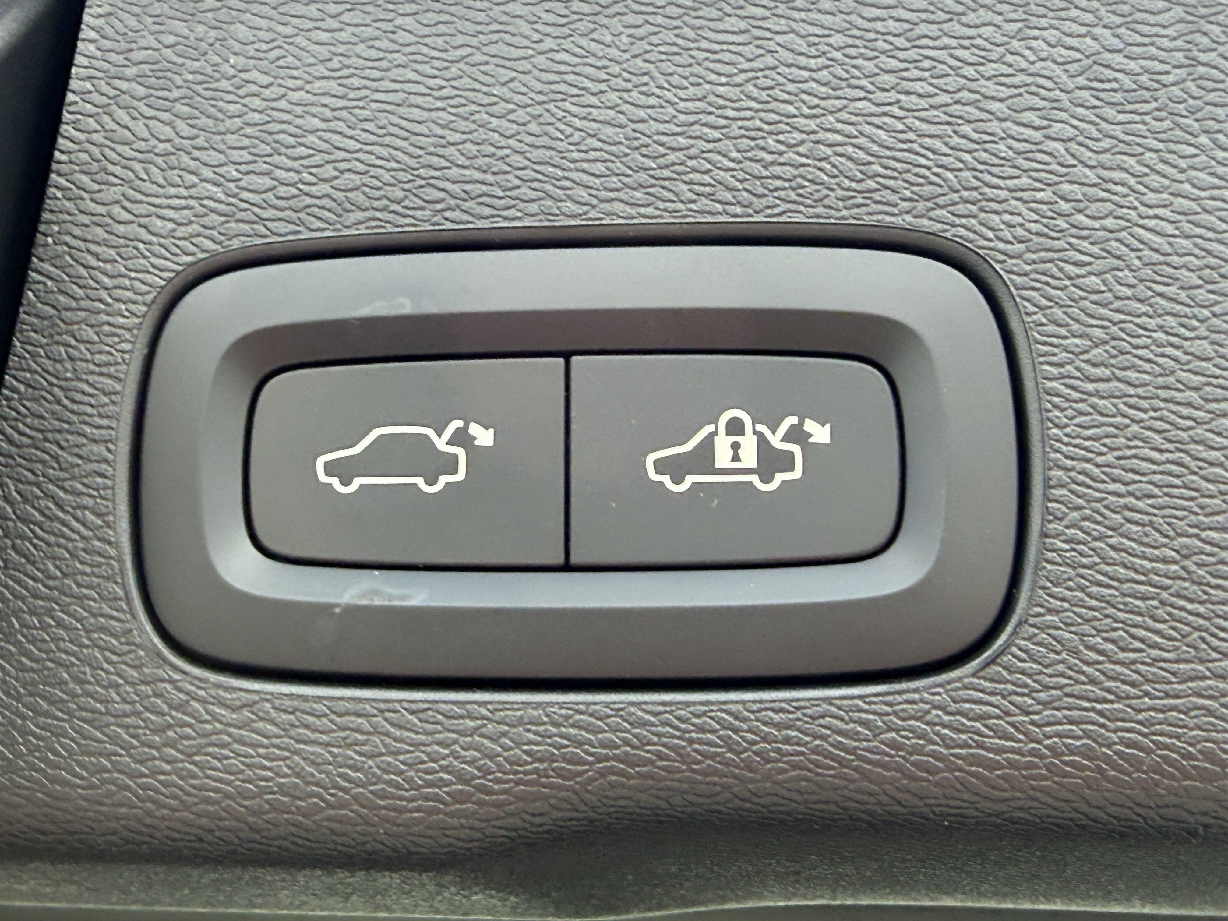 New 2027 Volvo XC60 B5 Plus AWD/4WD image 11