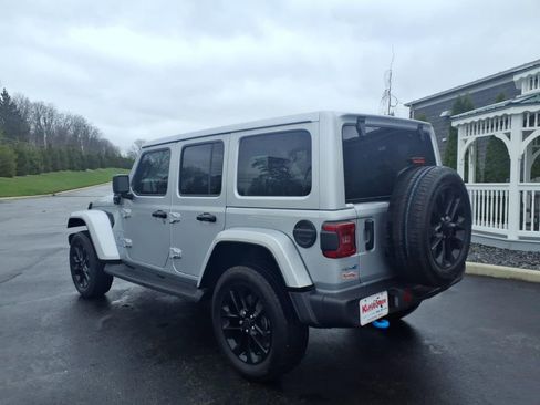 Used 2024 Jeep Wrangler Unlimited Sahara w/ Technology Group AWD/4WD image 3