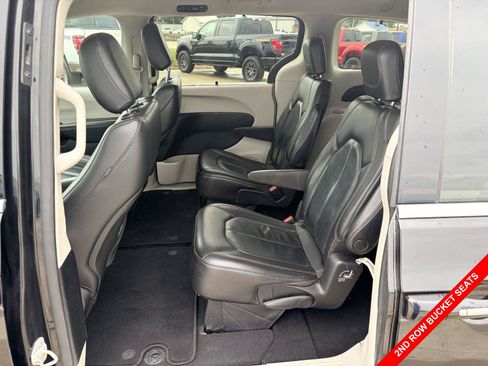 Used 2020 Chrysler Pacifica Touring-L FWD image 24