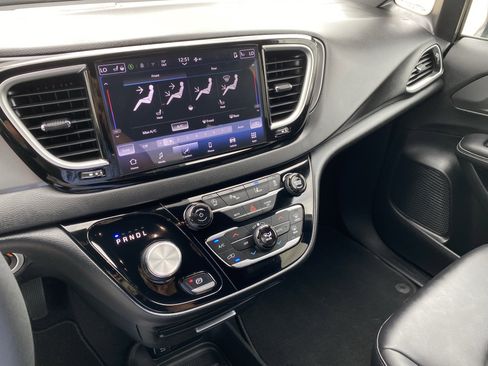 Used 2025 Chrysler Pacifica Select FWD image 17