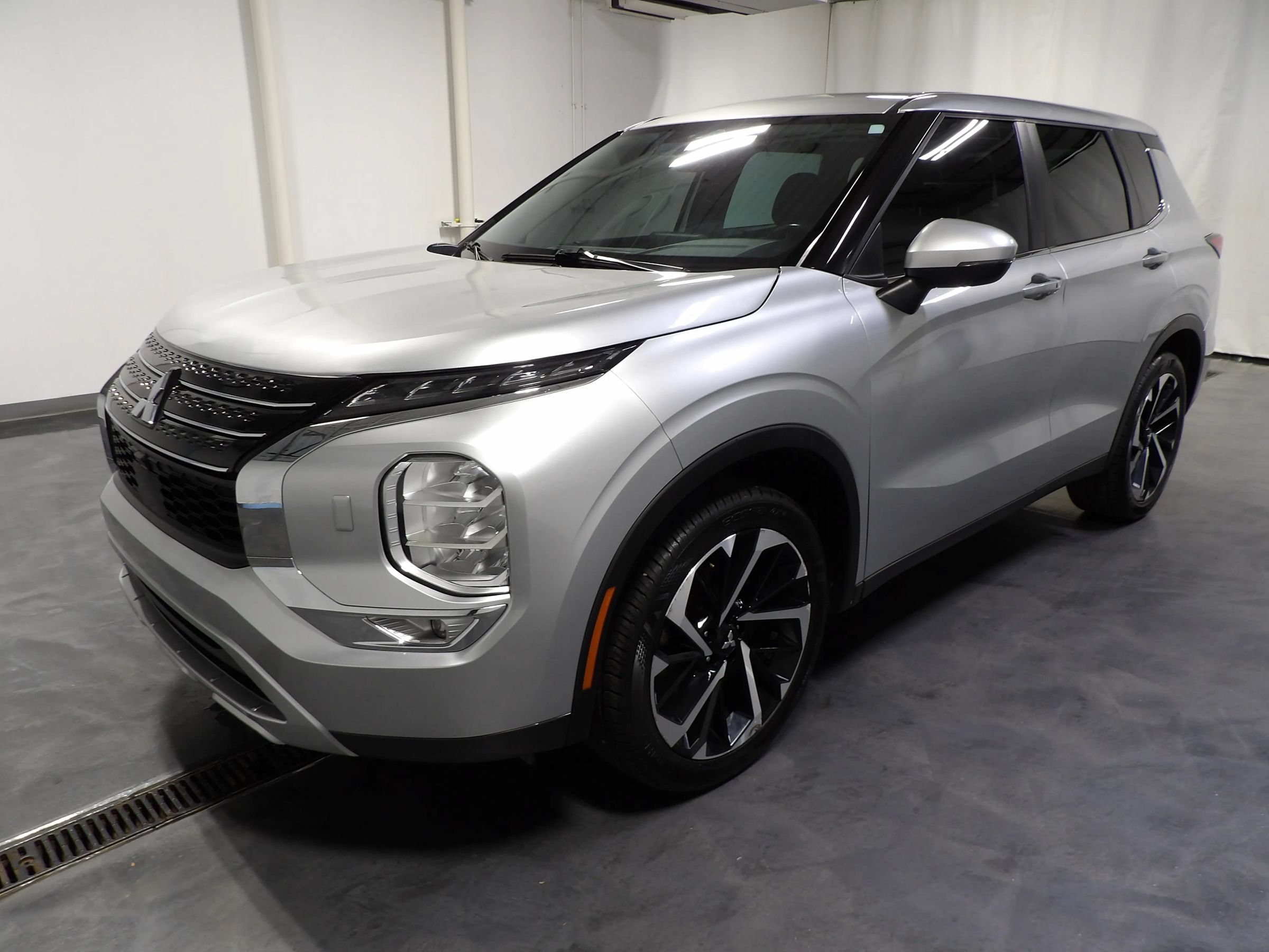 Used 2023 Mitsubishi Outlander ES AWD/4WD image 4